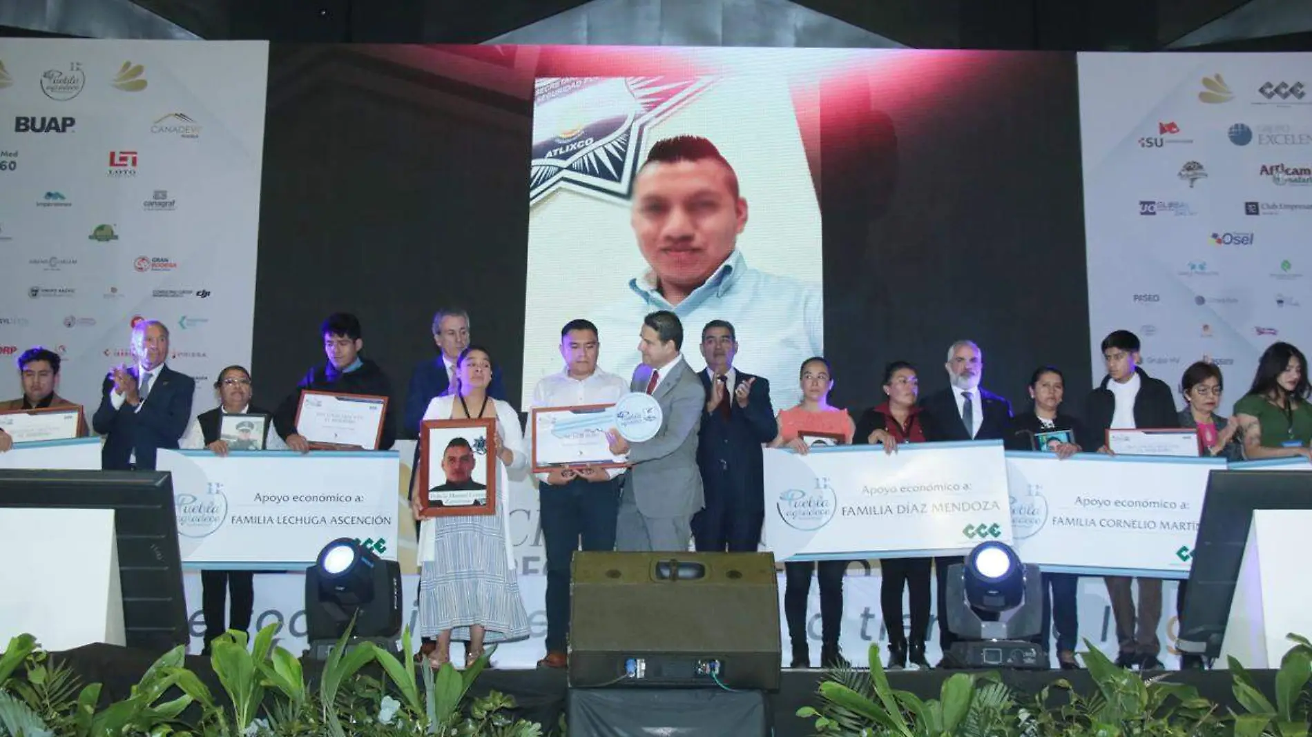 homenaje a elementos de seguridad durante Puebla Agradece